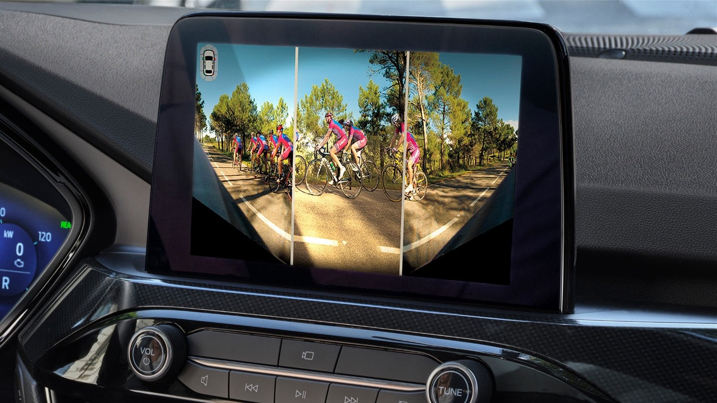 Ford Kuga. Innenraum-Detailansicht aktivierte Frontkamera mit "Split View"-Technologie im Ford SYNC 3 Display