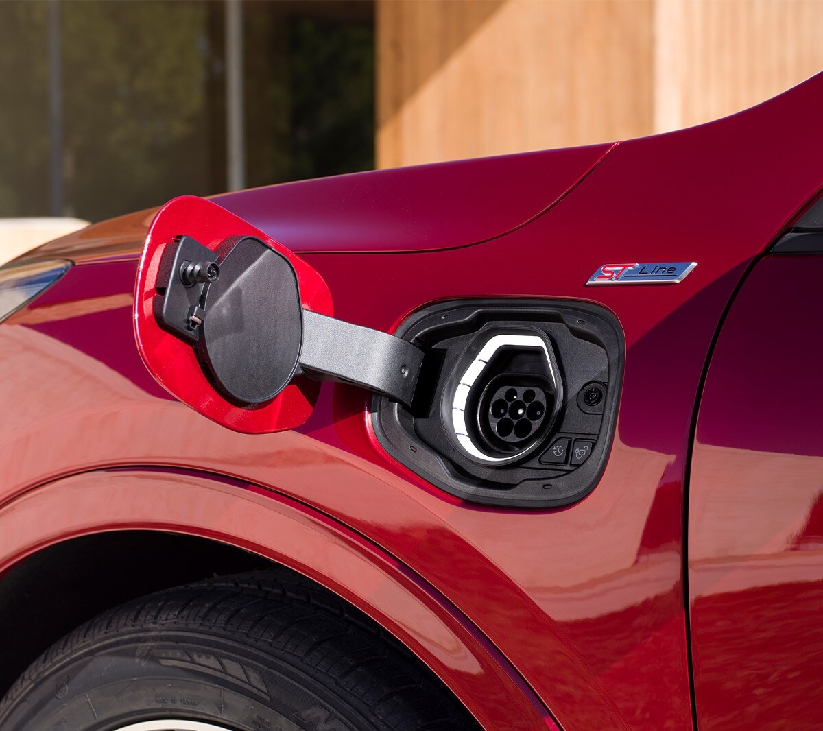  Ford Kuga Plug-in-Hybrid in Rot. Nahaufnahme Ladeanschluss