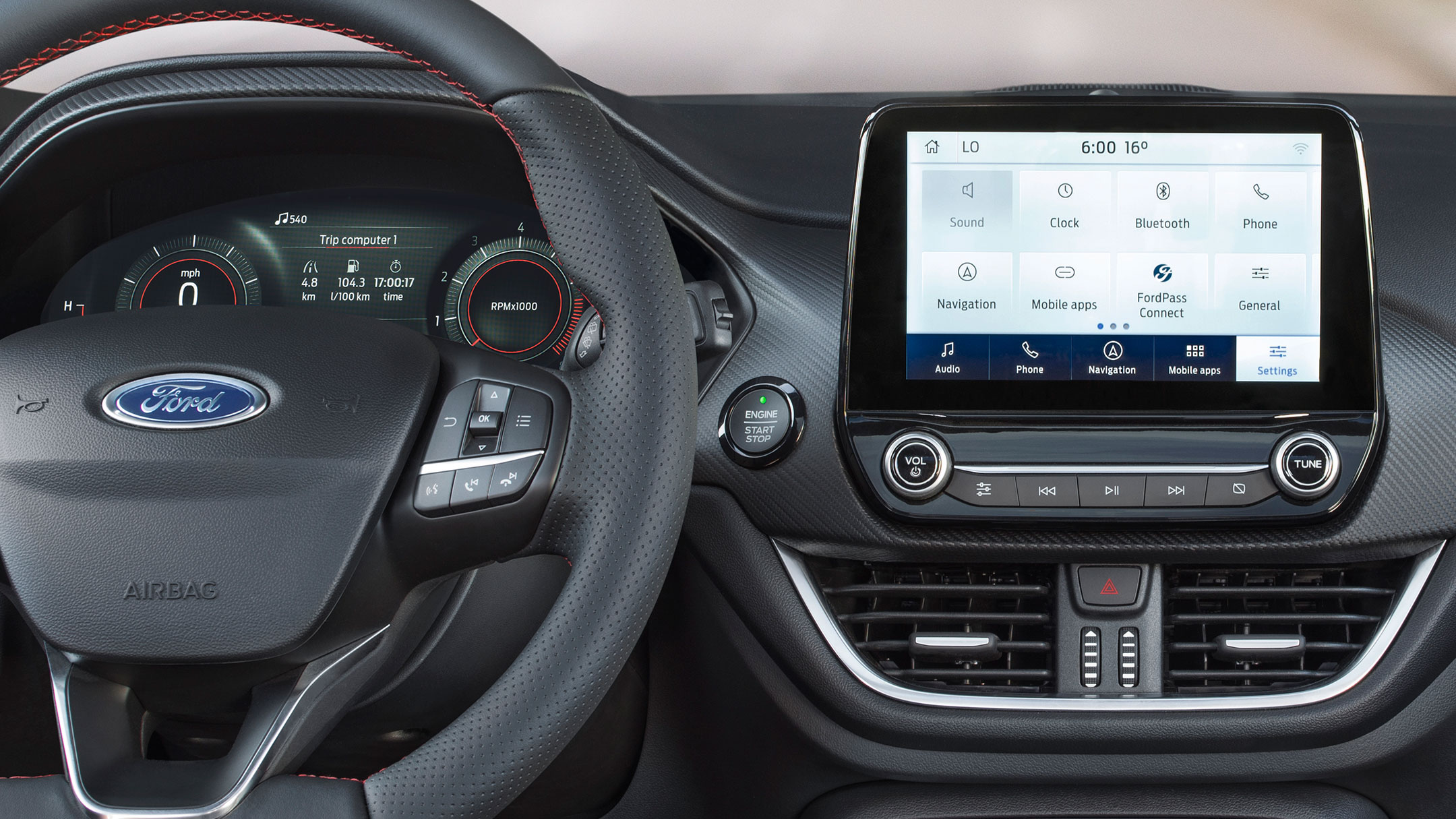 Ford Kuga Innenraum, Detailansicht Cockpit mit Lenkrad und Touchscreen