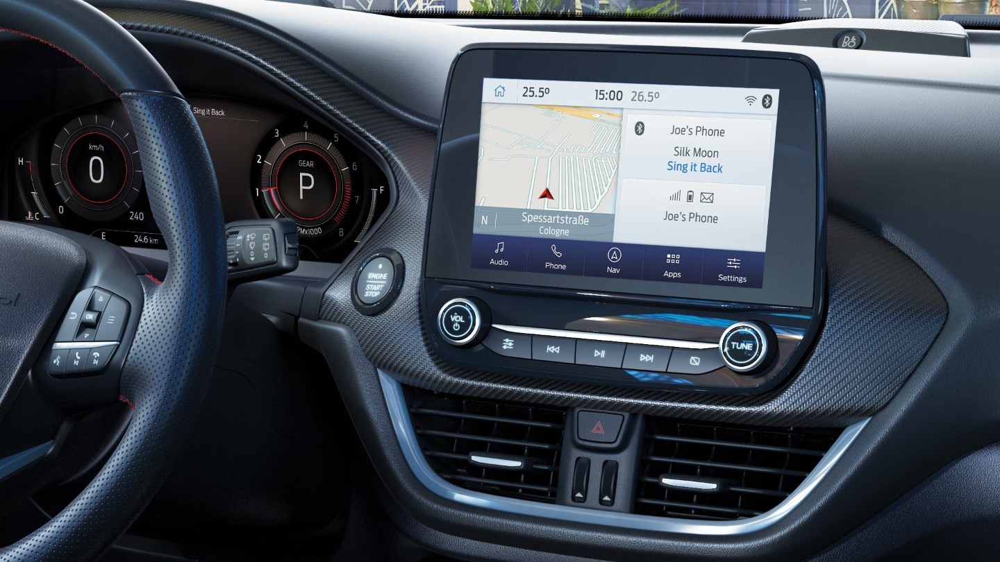 Ford Kuga Innenraum, Detailansicht Cockpit mit Touchscreen und Navigation