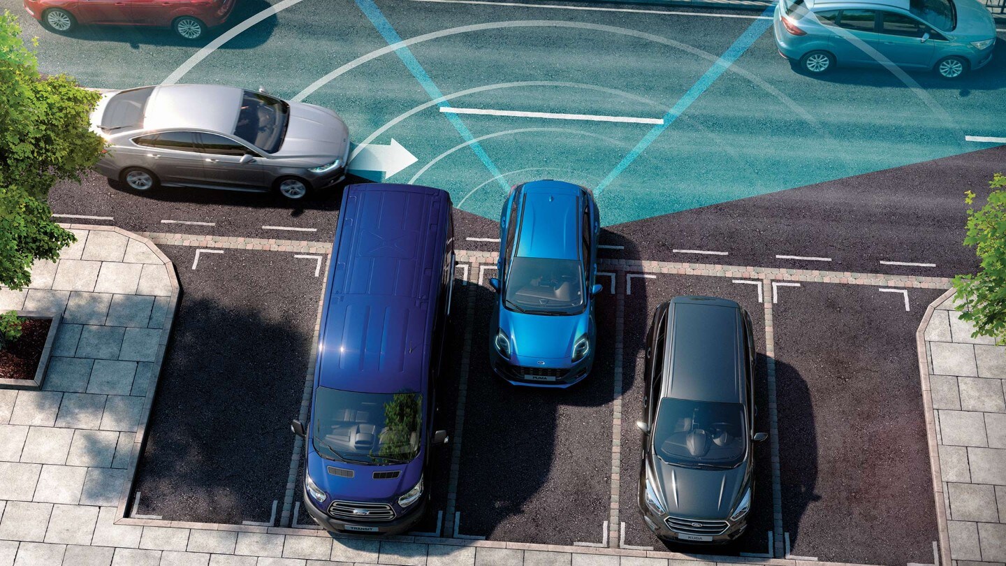 Ford Puma in Blau. Blick von oben auf Ausparksituation mit Illustration Toter-Winkel-Asstistent Ford Puma in Blau. Blick von oben auf Ausparksituation mit Illustration Toter-Winkel-Asstistent