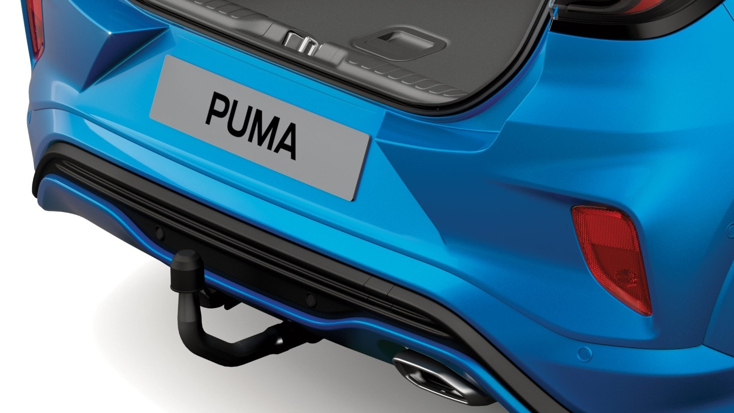 Ford Puma in Blau. Detailansicht Anhängevorrichtung