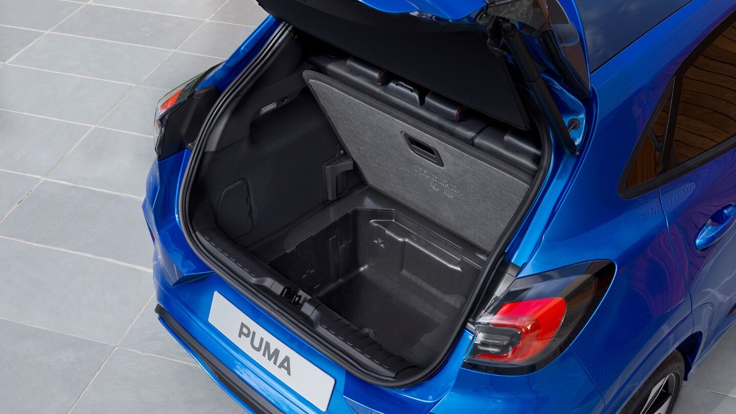 Ford Puma in Blau. Heckansicht mit Blick auf geöffneten Gepäckraum und Ford MegaBox