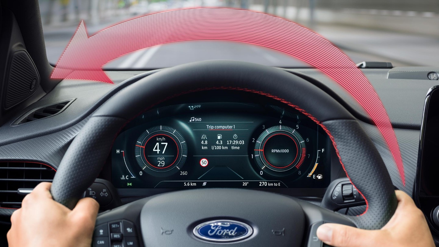Ford Puma innen, Detailansicht Lenkrad mit einem roten Pfeil, der nach links zeigt.