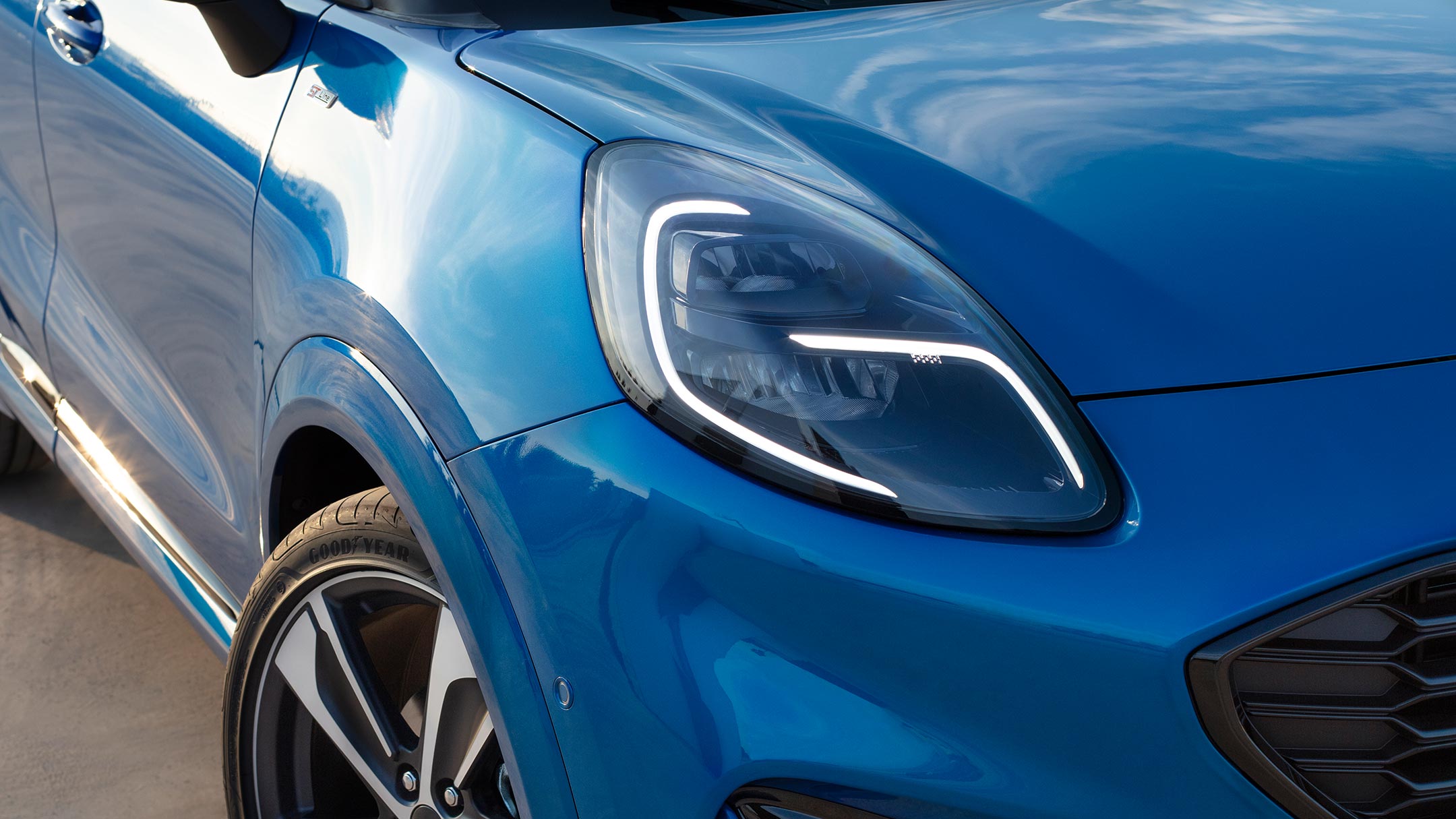 Ford Puma in blau, Detailansicht Scheinwerfer auf der Beifahrerseite.