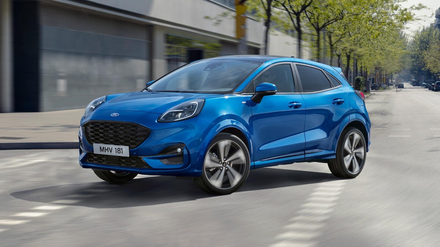 Ford Puma ST-Line X in blau von Vorne fährt auf der Straße.