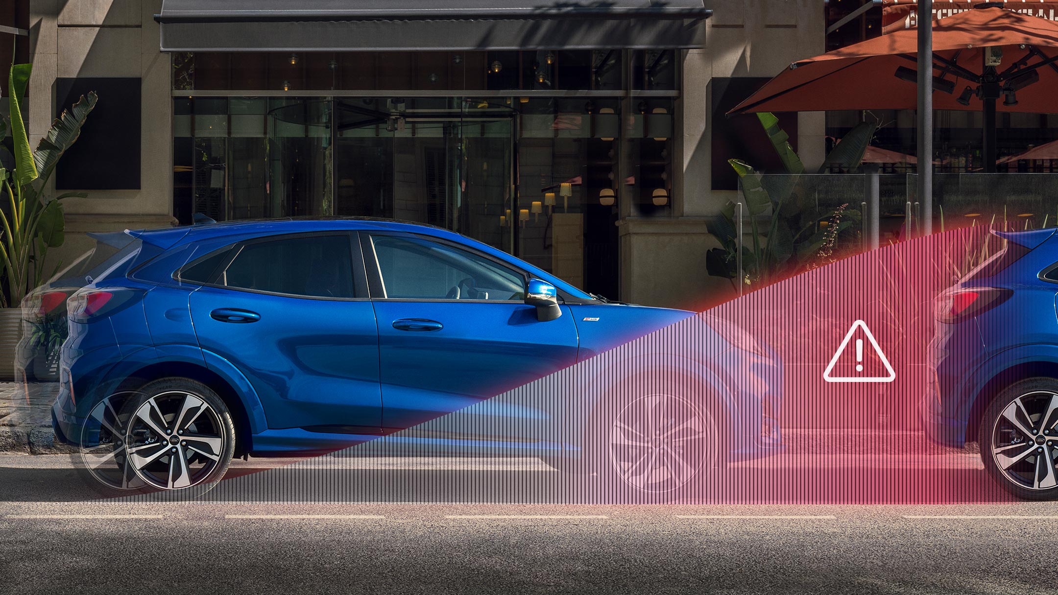 Zwei Ford Puma hintereinander im Anschnitt. Dazwischen eine schematische Darstellung in rot mit einem Dreieck in dem ein Ausrufezeichen ist.