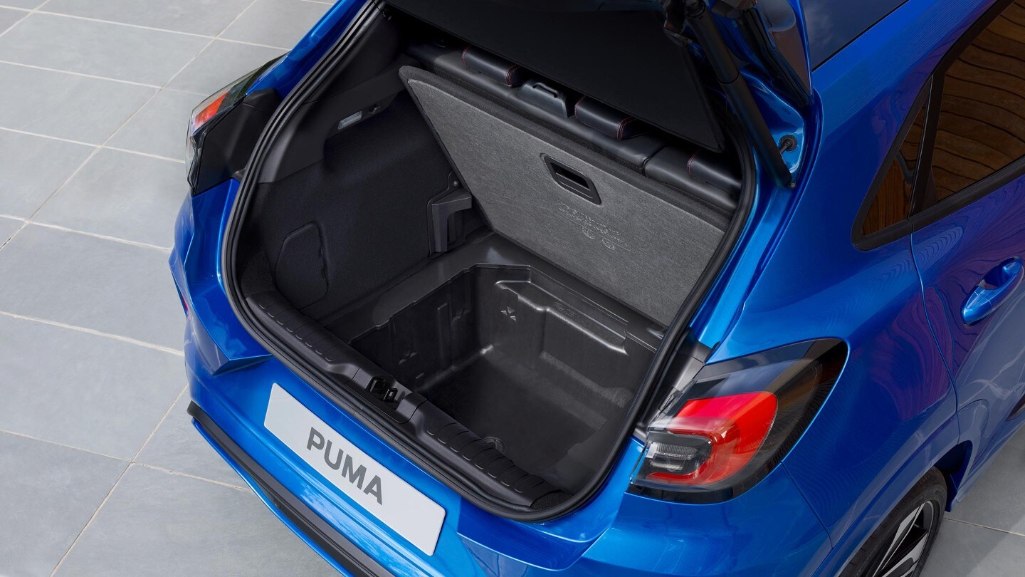 Ford Puma in blau von hinten mit geöffneter Heckklappe.