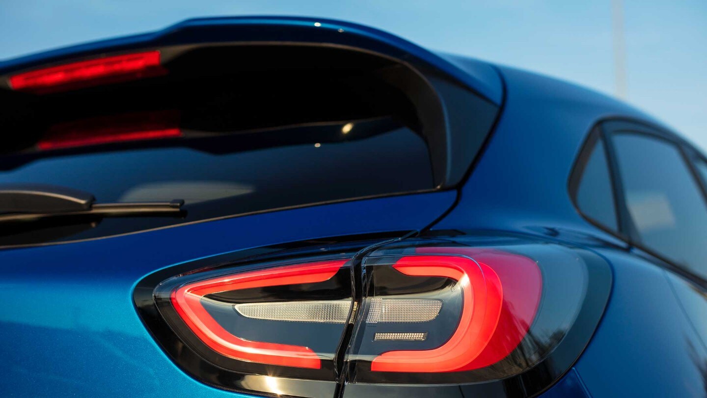 Ford Puma ST-Line X in blau von hinten, Detailansicht des Spoilers.