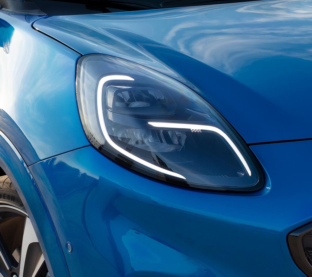 Ford Puma in blau, Detailansicht des Tagfahrlichts.