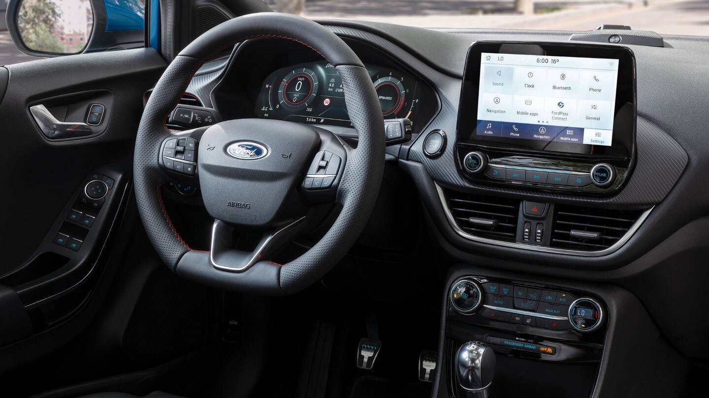 Ford Puma. Innenansicht mit Lenkrad, digitaler Instrumententafel und Touchscreen