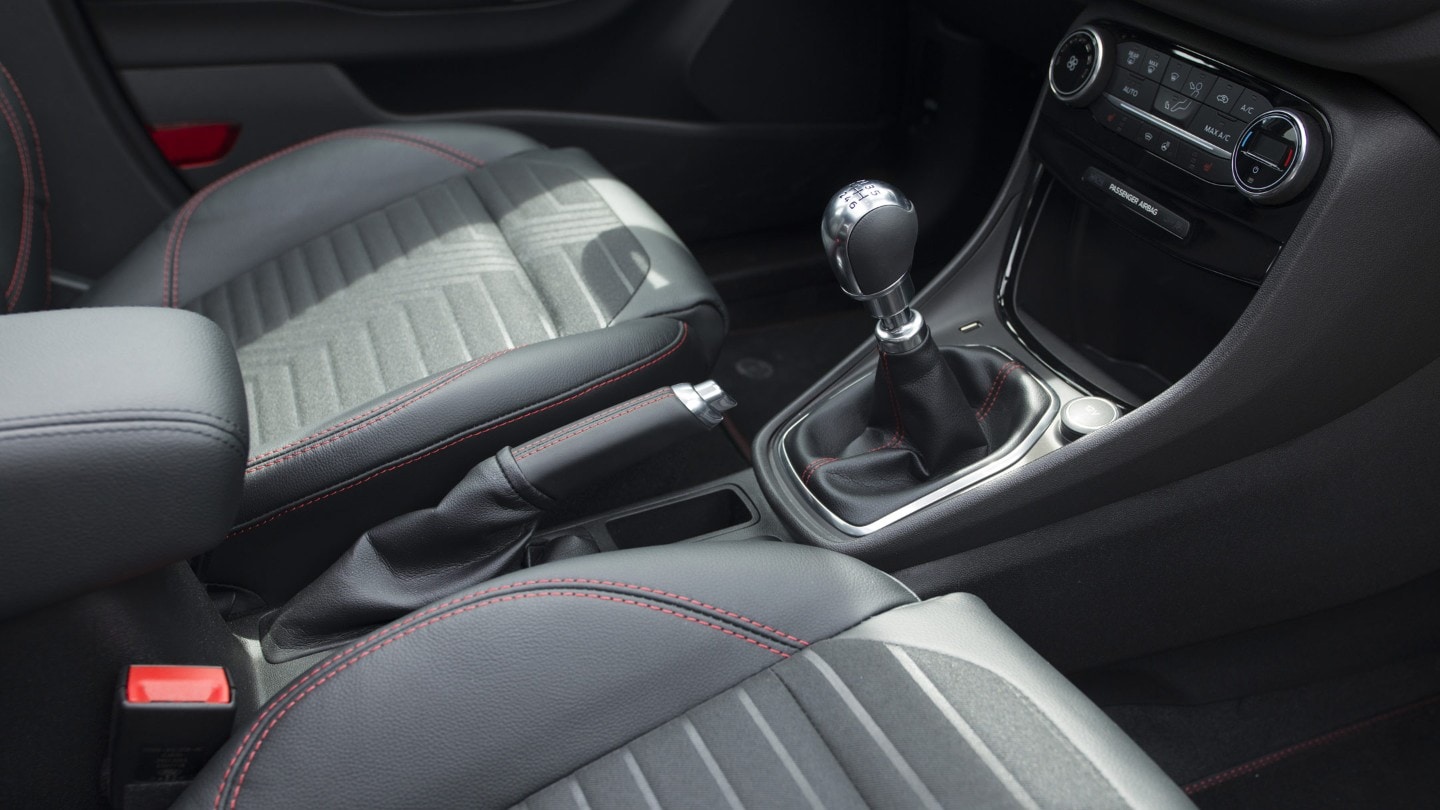 Ford Puma ST-Line X innen, Detailansicht Sitze und Mittelkonsole.