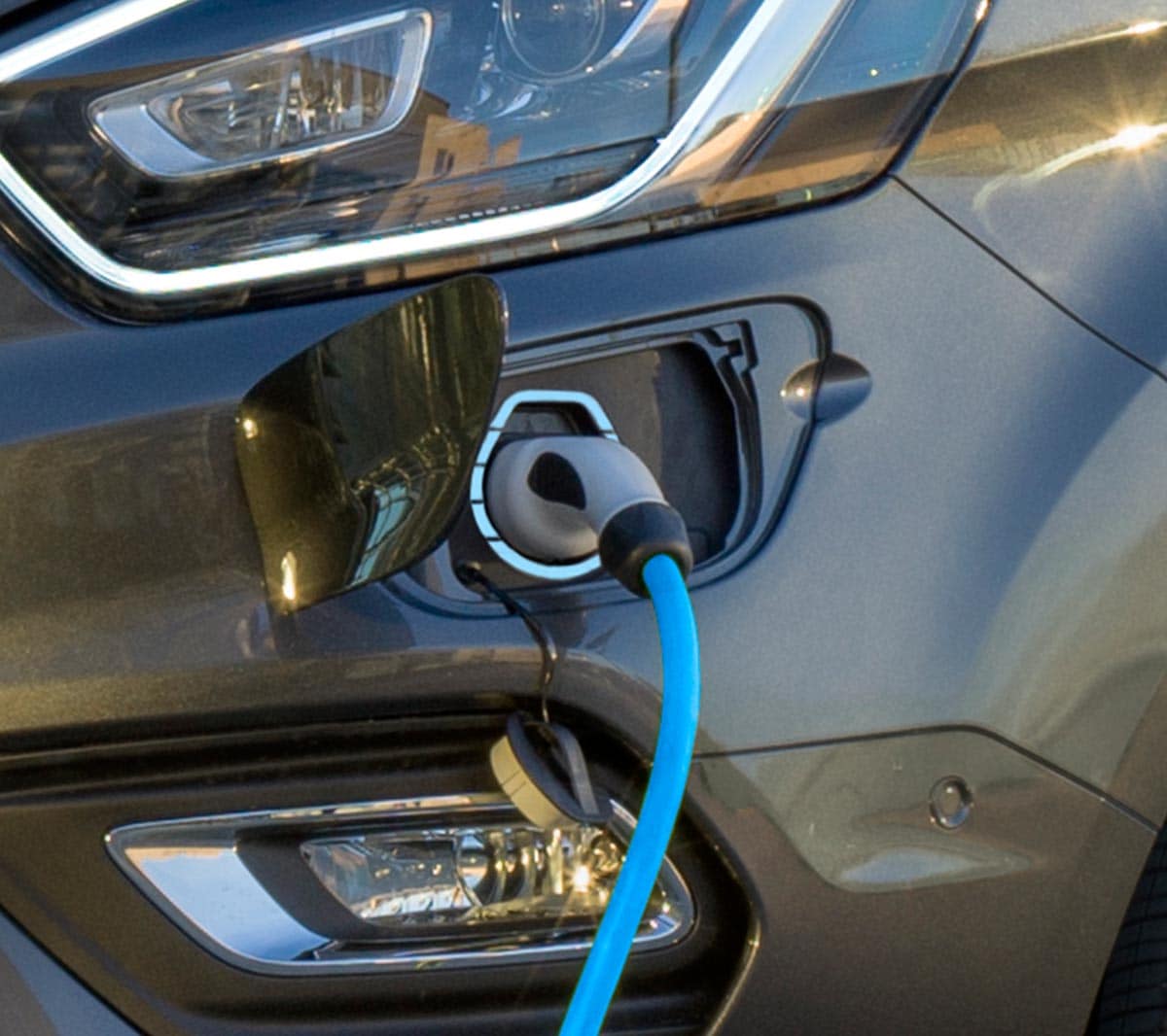 Ford Tourneo Custom Plug-in-Hybrid Grau Ladeanschluss im Detail