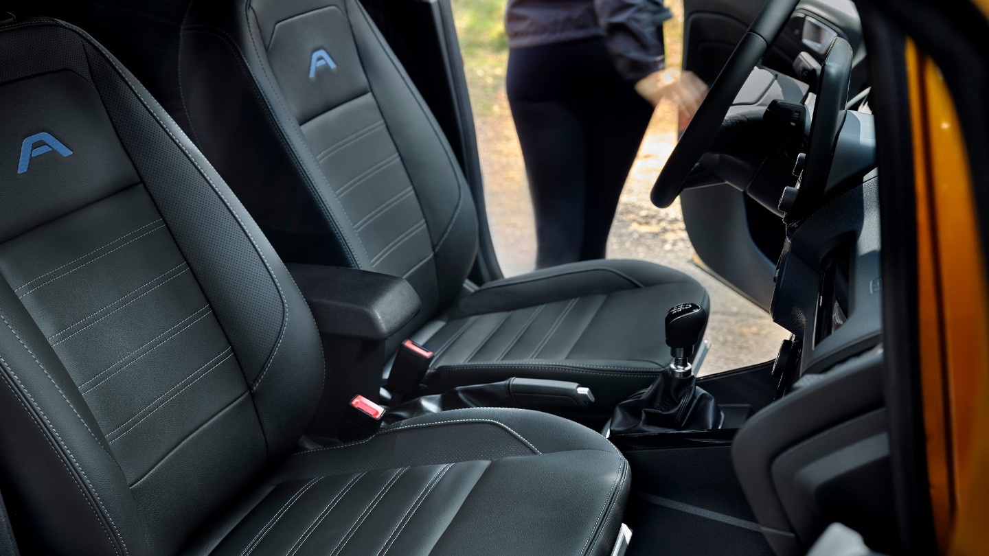 Ford EcoSport. Detailansicht Fahrer- und Beifahrersitz. Blick durch geöffnete Beifahrertür