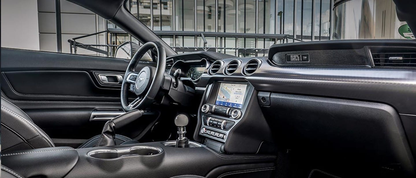 Ford Mustang Mach 1. Innenraumansicht des Cockpits