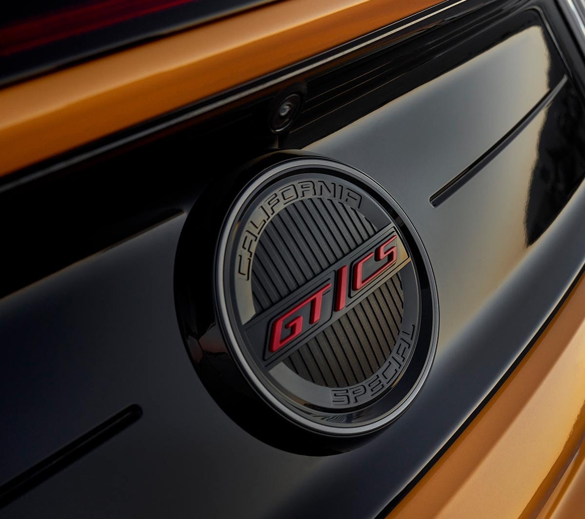 Ford Mustang California in Orange. Detailansicht des GT-Emblems.