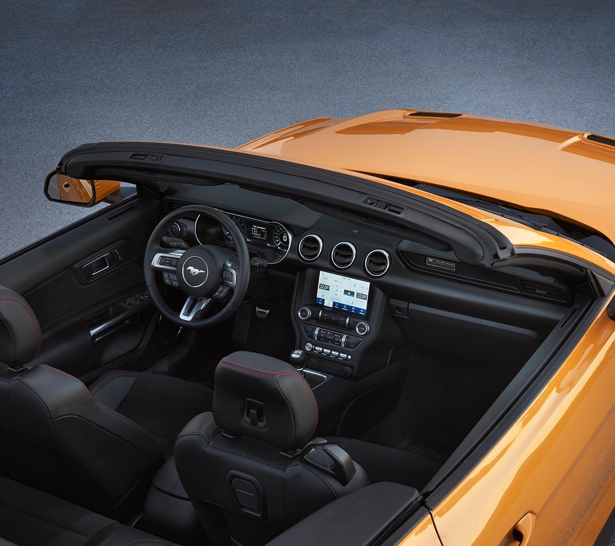 Ford Mustang California in Orange. Dreiviertel-Heckansicht von oben mit Blick ins Cockpit.