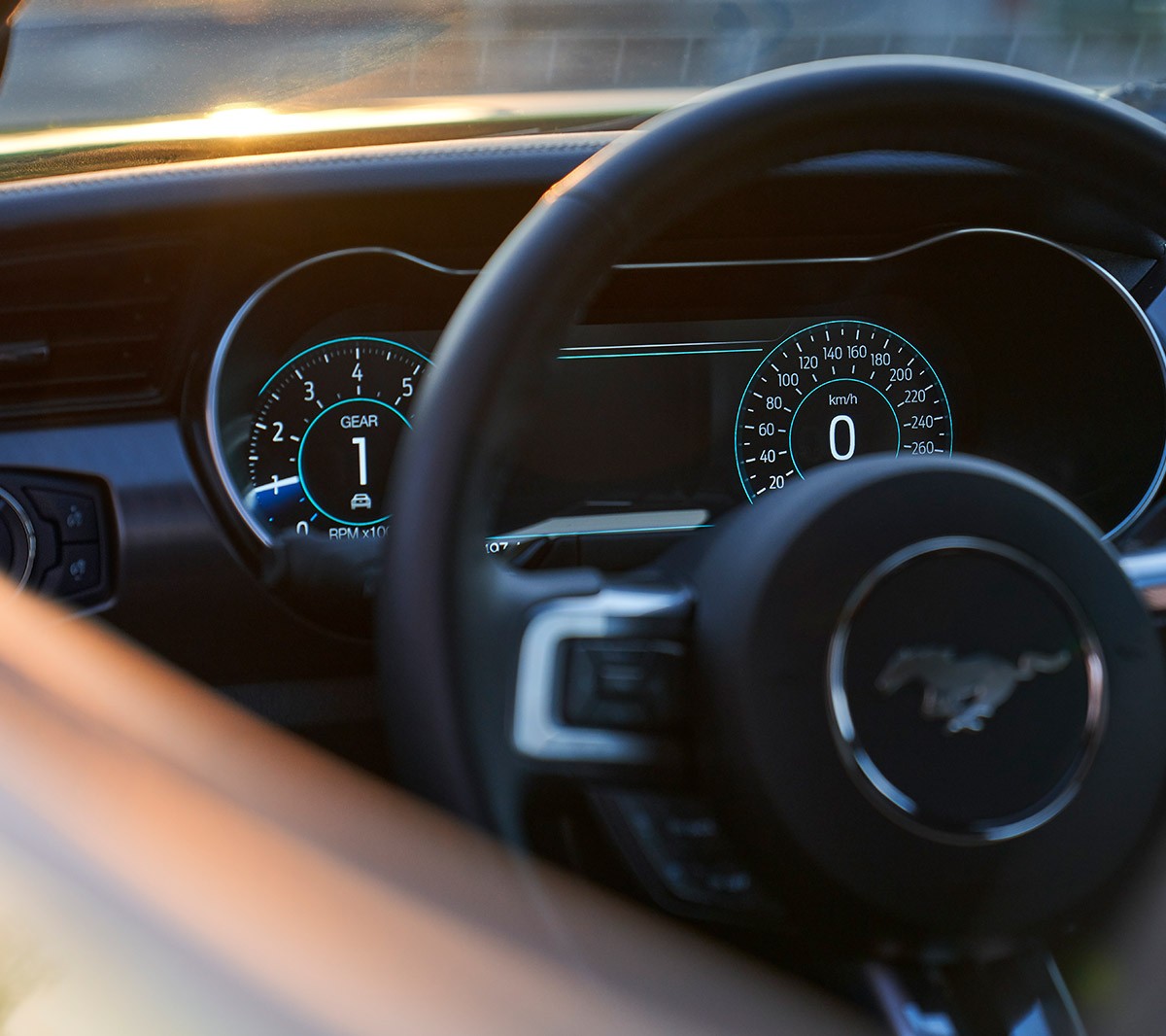 Ford Mustang Mach 1. Detailansicht Lenkrad und digitale instrumententafel