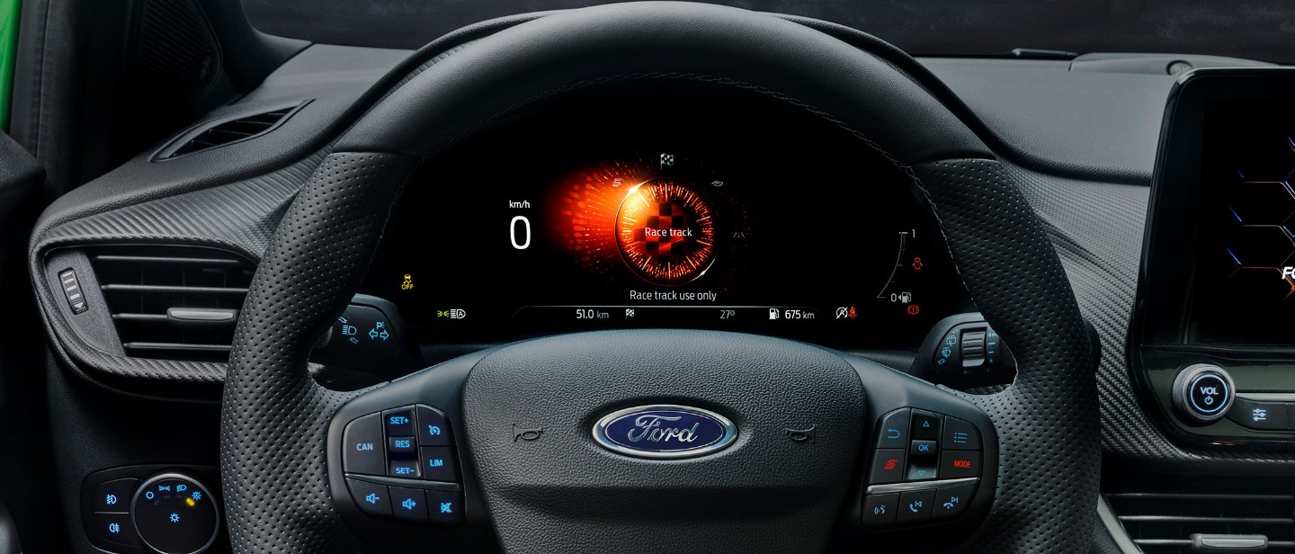Ford Puma ST Innenansicht auf Lenkrad und digitale Instrumententafel