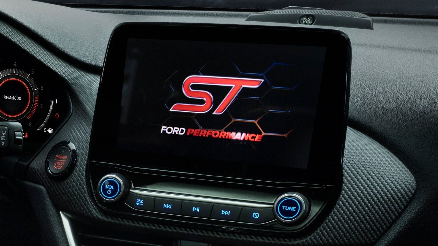 Ford Puma ST Innenansicht auf den Ford SYNC 3 Touchscreen mit ST-Logo