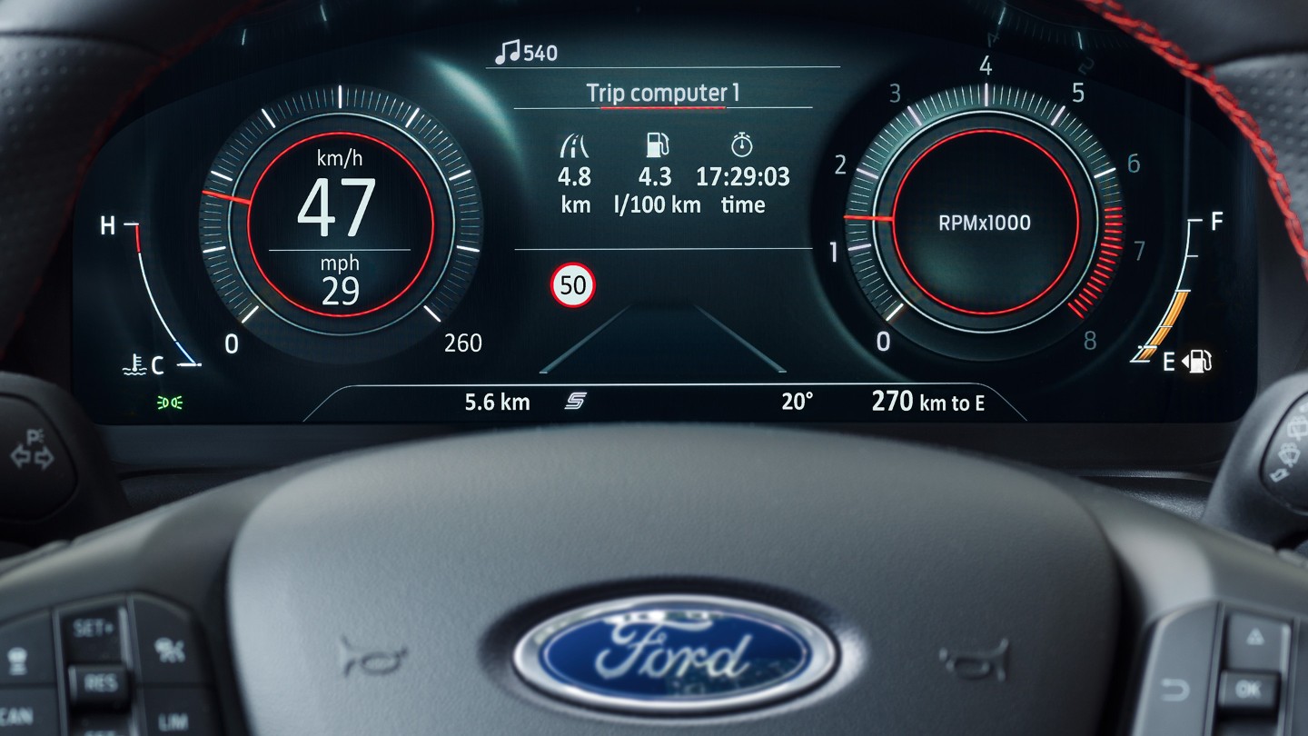 Ford Puma ST Innenansicht auf Lenkrad digitale Instrumententafel mit Verkehrsschilderkennung