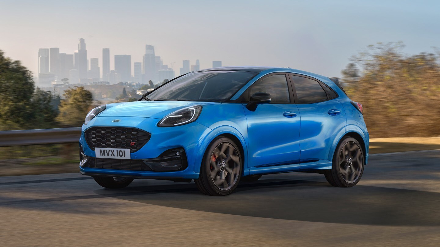 Ford Puma ST Powershift in Blau in ¾-Frontansicht auf einer Straße fahrend