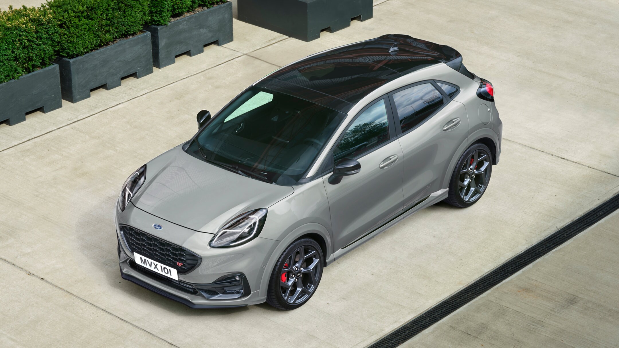 Ford Puma ST in Grau. ¾-Frontansicht von oben, auf einer Fläche stehend