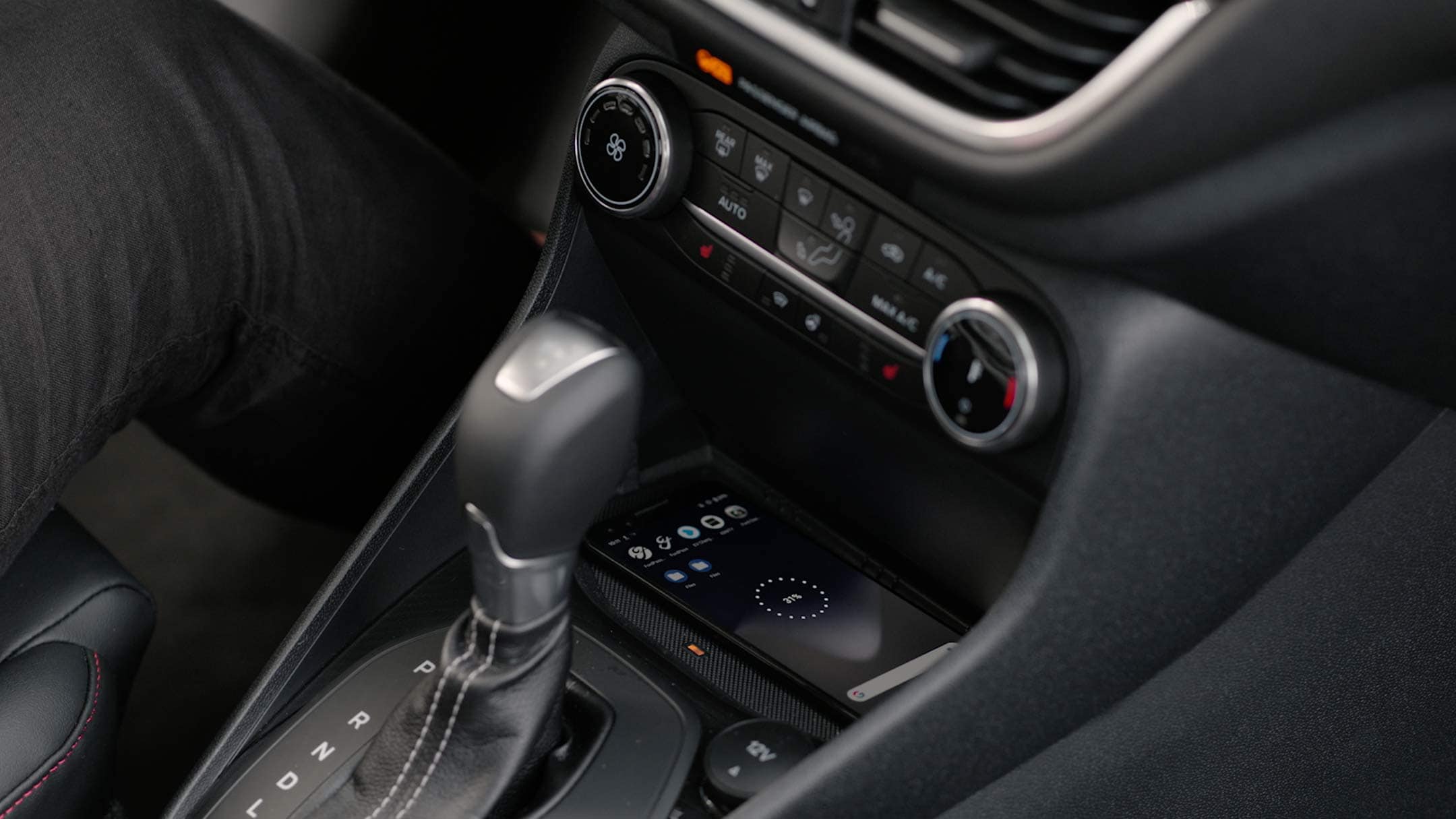 Ford Fiesta ST. Innenraum-Detailansicht mit Blick auf den Schaltknauf und die Mittelkonsole zum kabellosen Laden.