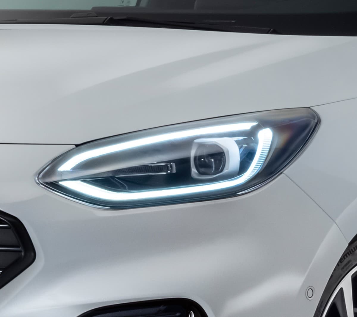 Ford Fiesta in Weiß. Nahansicht der Front mit Fokus auf den LED-Scheinwerfer.