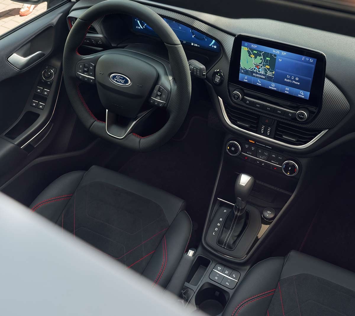 Ford Fiesta. Innenraumansicht des Cockpits mit Blick auf Lenkrad und Ford Sync 3.