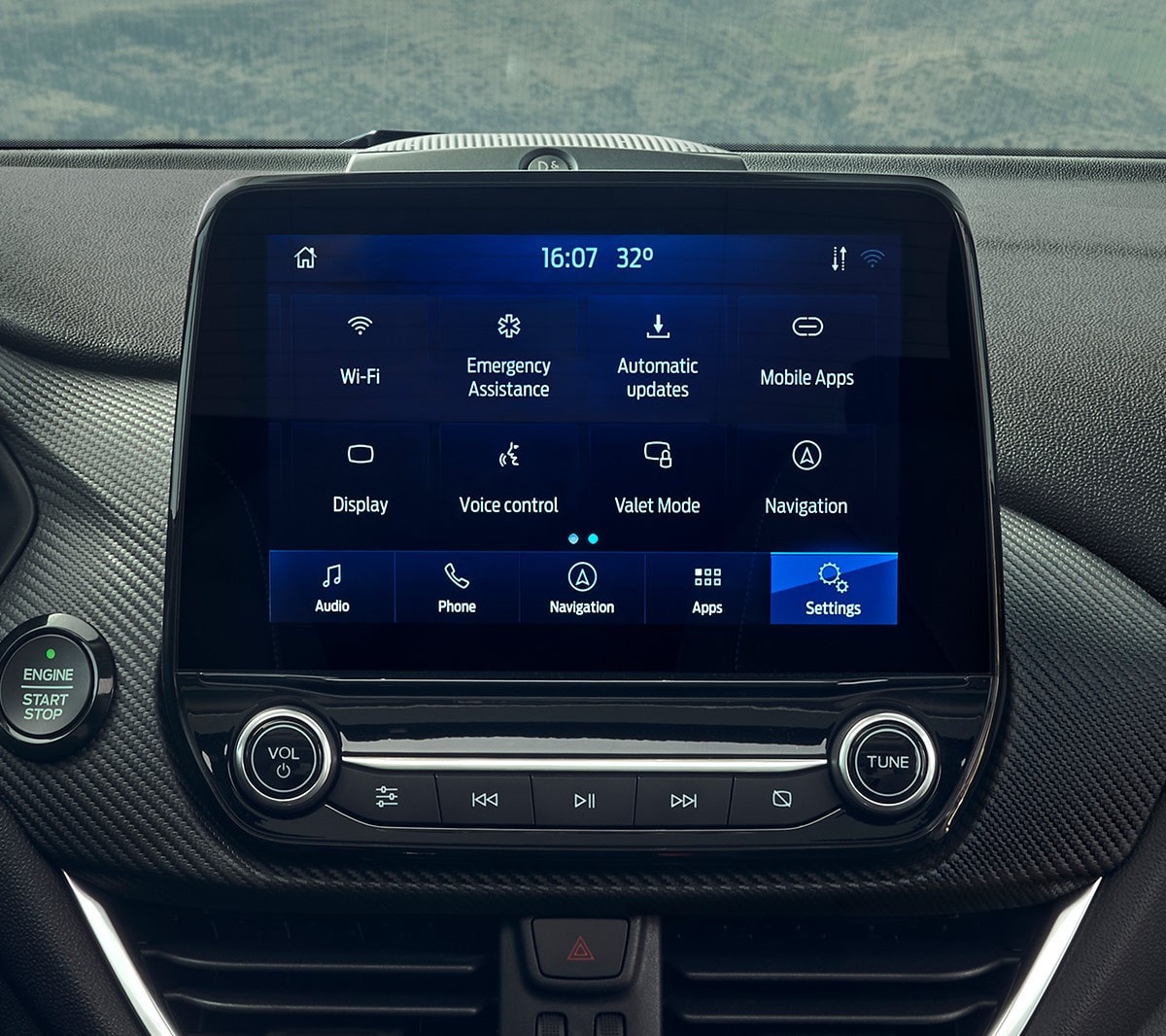 Ford Fiesta. Innenraumansicht des Cockpits mit Lenkrad und Ford SYNC Touchscreen.