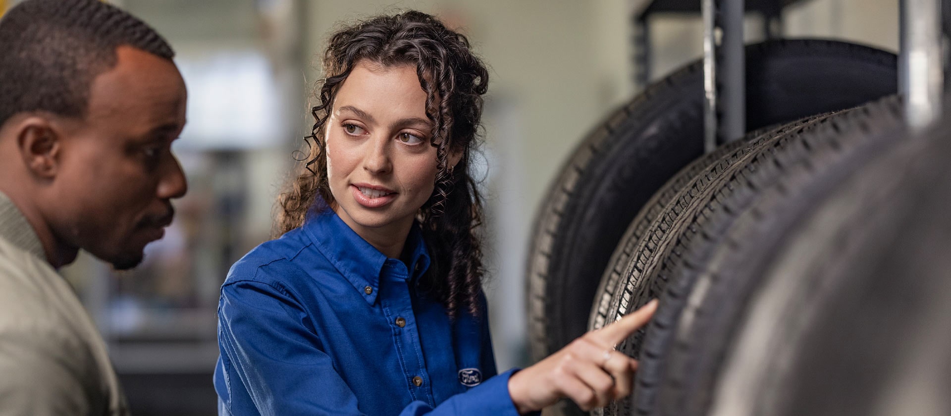 Ein Ford-Reparaturspezialist hilft einem Kunden mit neuen Fiesta-Autoreifen