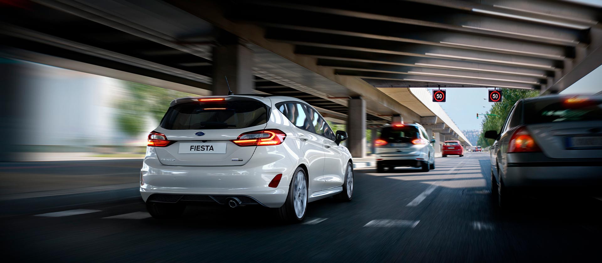 Ein Ford Fiesta Trend oder Cool & Connect auf der Autobahn fahrend