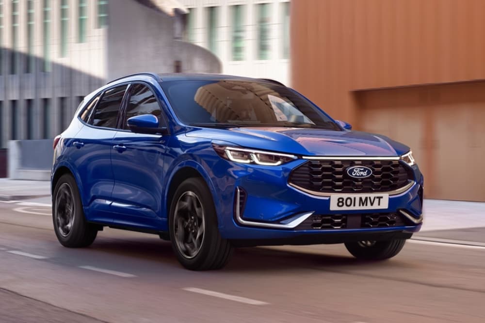 Ein blauer Ford Kuga Plug-in-Hybrid-SUV fährt in der Stadt.
