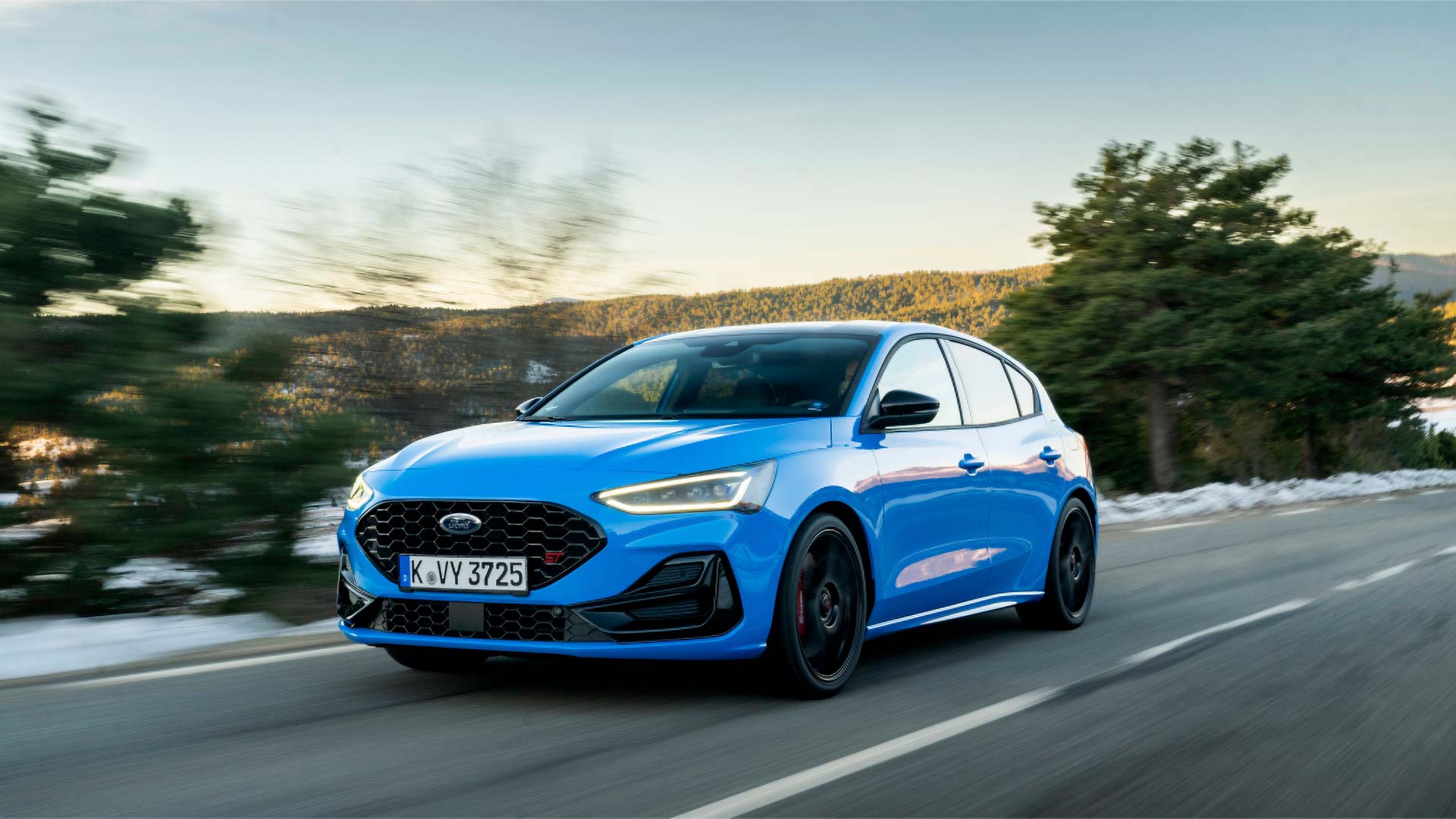 Ford Focus ST in Blau, Frontansicht.