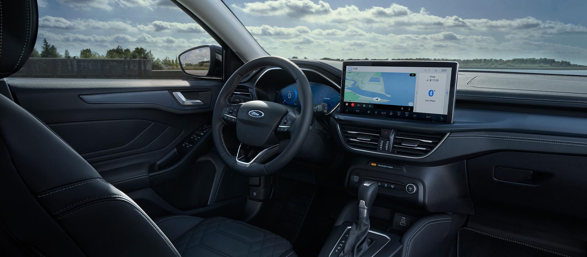 Innenansicht des Ford Focus, die das Armaturenbrett, den Infotainment-Bildschirm mit Navigation und das Lenkrad zeigt.