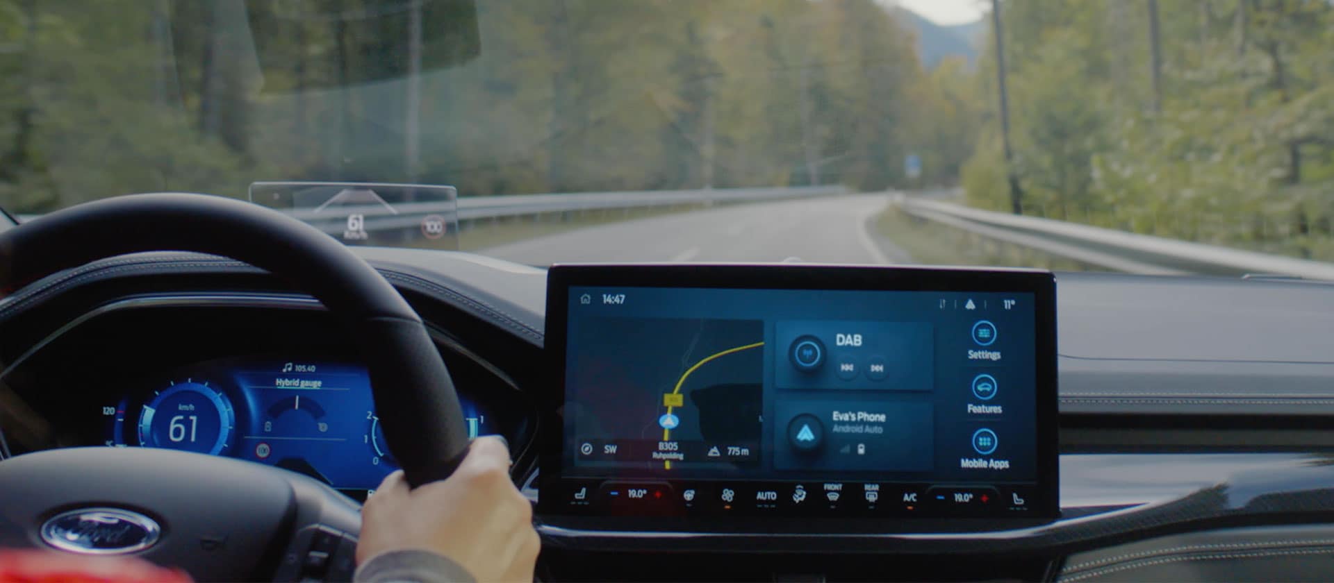 Ein Ford Focus Armaturenbrett mit dem 13,2 Zoll großen SYNC® 4 Infotainment-System, das Navigation und Radio auf dem Touchscreen darstellt.