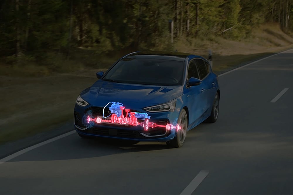 Ein blauer Ford Focus mit einer Illustration, die die Funktionsweise des EcoBoost Hybrid im vorderen Bereich des Autos zeigt.