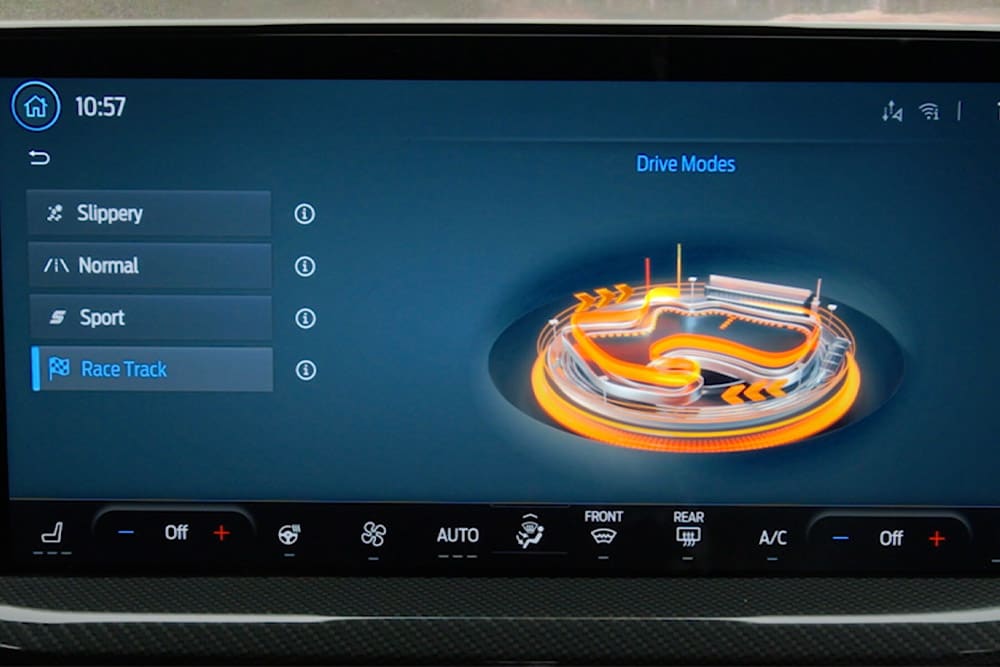 Eine Nahaufnahme des 13,2-Zoll-SYNC® 4-Touchscreens im Ford Focus, der die wählbaren Fahrmodi zeigt.