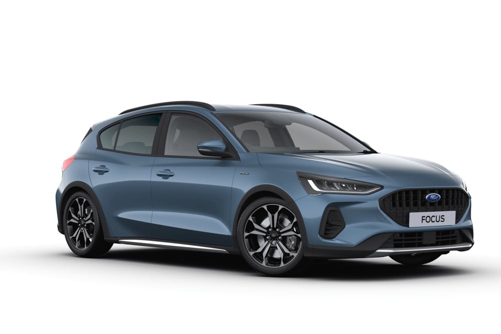 Studioaufnahme eines grauen Ford Focus Schrägheck vor einem weißen Hintergrund.