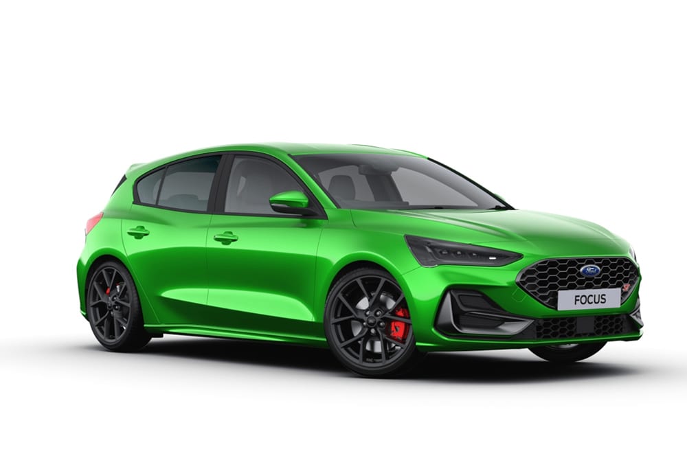 Studioaufnahme eines Ford Focus Schrägheck in Mean Green Metallic vor einem weißen Hintergrund.