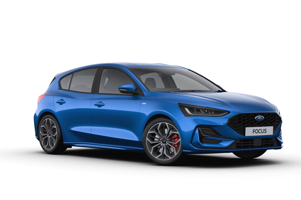 Studioaufnahme eines blauen Ford Focus Schrägheck vor einem weißen Hintergrund.