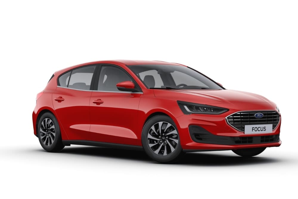 Studioaufnahme eines roten Ford Focus Schrägheck vor einem weißen Hintergrund.