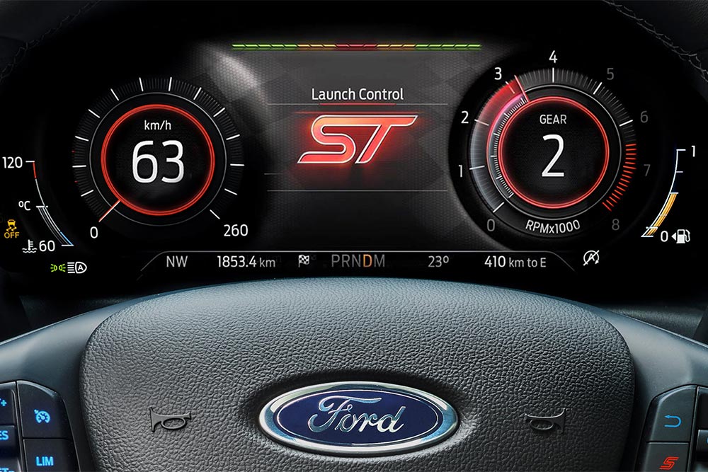 Nahaufnahme des digitalen 12,3-Zoll-Kombiinstrument im Ford Focus ST mit aktivierter Launch Control.