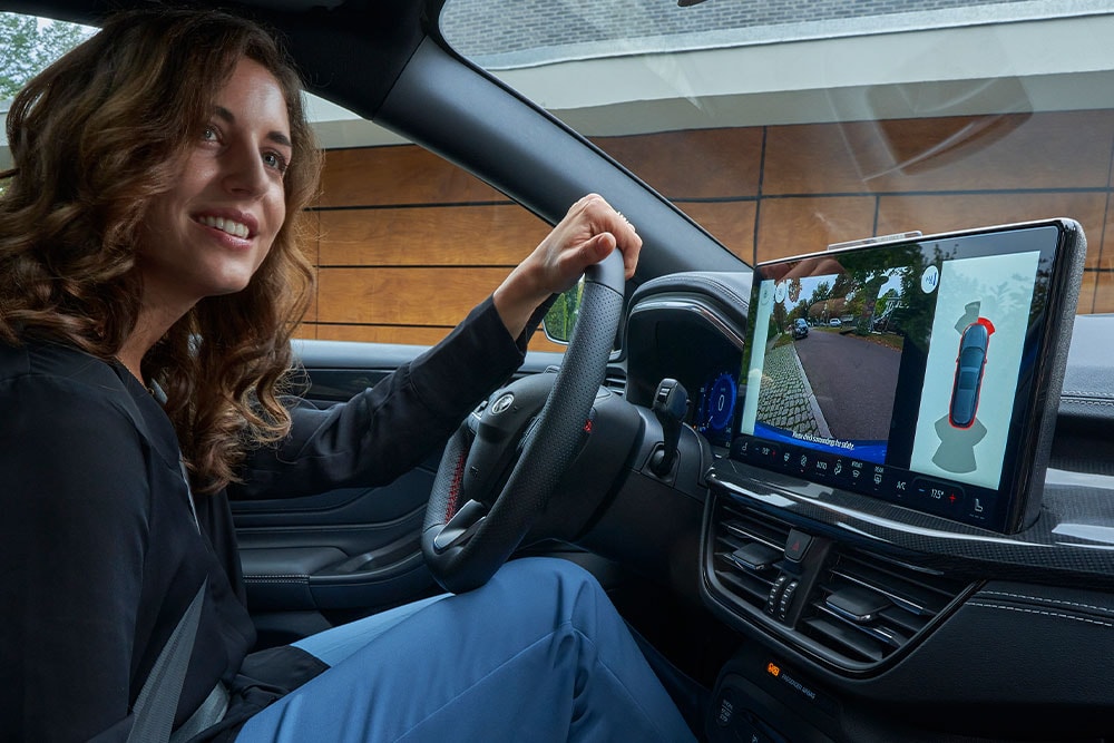 Frau auf dem Fahrersitz eines Ford Focus