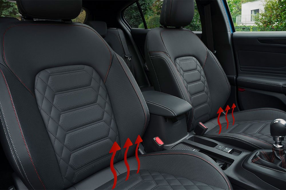 Rote Pfeile steigen aus den Vordersitzen eines Ford Focus auf