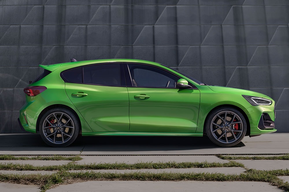 Ein Ford Focus ST in Mean Green Schrägheck steht seitlich, abseits der Straße.