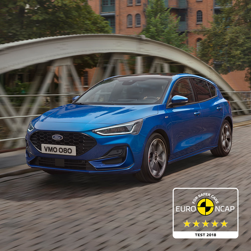Ein blauer Ford Focus parkt auf einer Brücke; in der unteren rechten Ecke befindet sich das Fünf-Sterne-Euro-NCAP-Sicherheitsabzeichen.