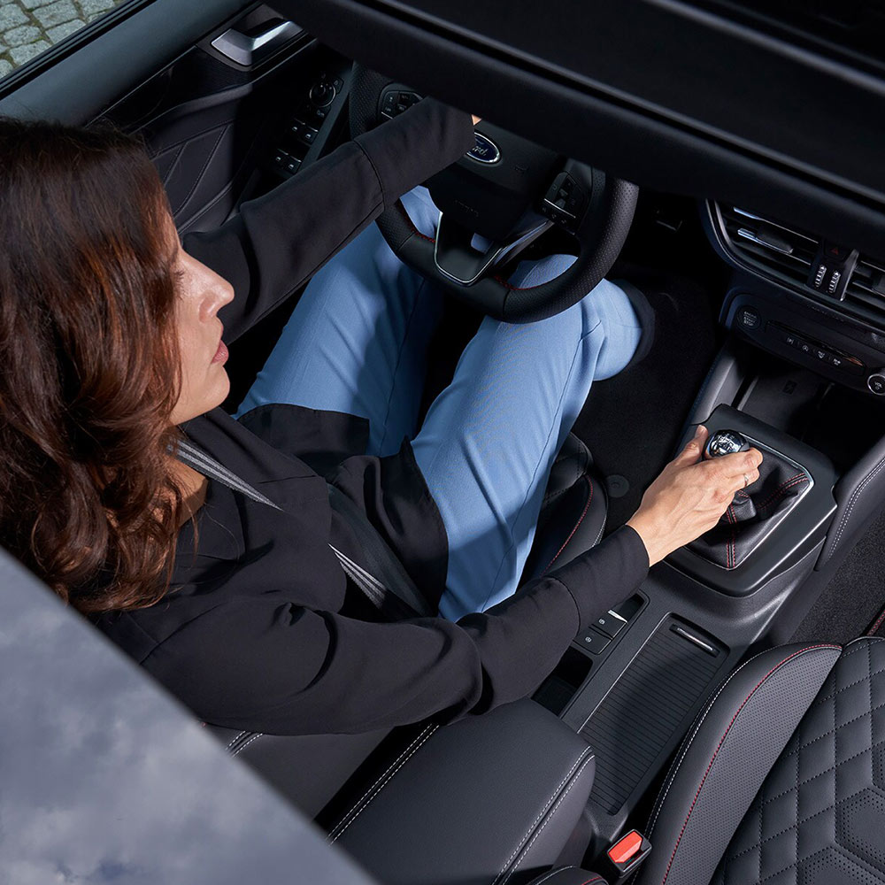 Ein Blick von oben auf den Fahrer, der in einem Ford Focus sitzt, aufgenommen durch das Panorama-Glasdach.