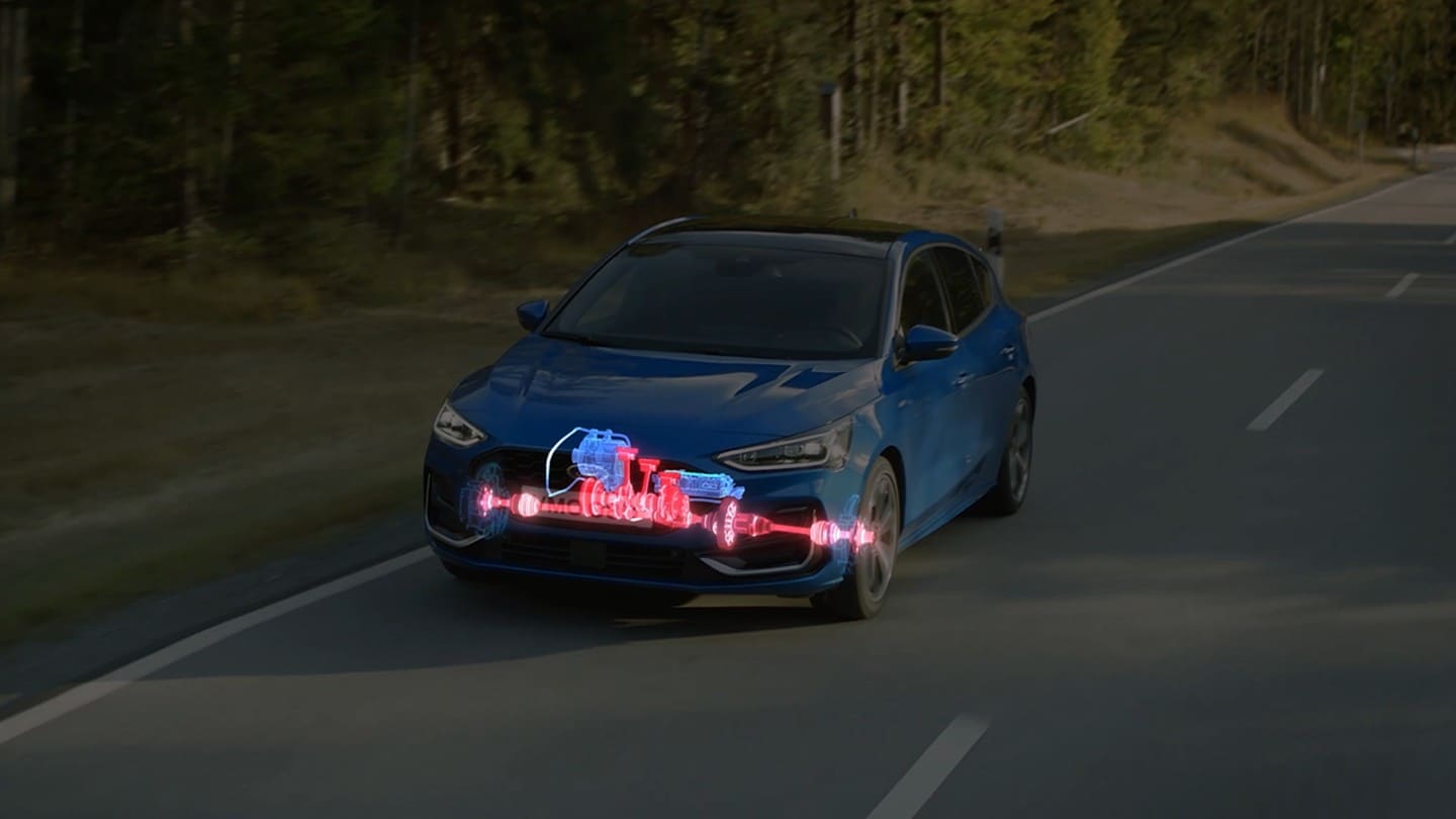 Ford Focus in Blau. Dreiviertel-Frontansicht, auf einer Landstraße fahrend. Visualisierung des EcoBoost Mild-Hybrid-Antriebs.